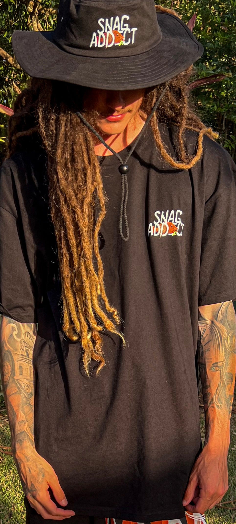 BLACK SNAG ADDICT TEE