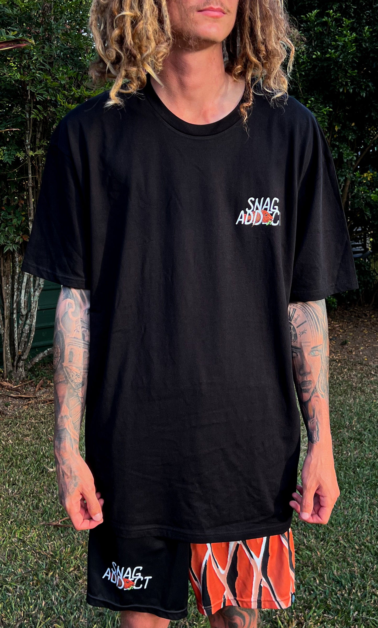 BLACK SNAG ADDICT TEE